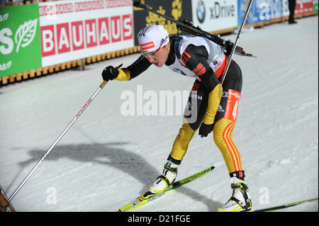 La biathlète allemande Andrea Henkel arrive à la finale féminine de relais au cours de l'événement à la coupe du monde de biathlon à Chiemgau Arena à Ruhpolding, Allemagne, 09 janvier 2013. Photo : Andreas GEBERT Banque D'Images