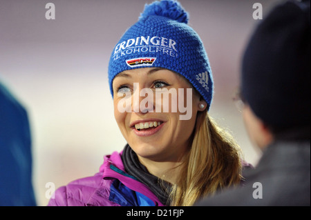 Ancien biathlète Allemande Magdalena Neuner assiste à l'épreuve de relais de la femme à la coupe du monde de biathlon à Chiemgau Arena à Ruhpolding, Allemagne, 09 janvier 2013. Photo : Andreas GEBERT Banque D'Images