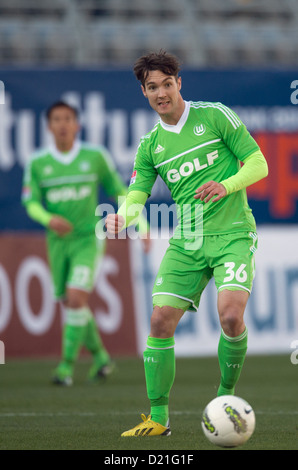 Wolfsburg's Srdjan Lakic joue la balle lors d'un match de Coupe du Tuttur entre le Werder Brême et VfL Wolfsburg au stade de Mardan dans Antalya, Turquie, 09 janvier 2013. Le Werder Brême a remporté le match 2-1, remportant également la tasse. Tuttur Cup fait partie des préparatifs au cours de l'hiver de clubs de football de la Bundesliga. Photo : Soeren Stache Banque D'Images