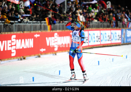 La biathlète russe Olga Zaitseva franchit la ligne d'arrivée au cours de l'épreuve de relais à la coupe du monde de biathlon à Chiemgau Arena à Ruhpolding, Allemagne, 09 janvier 2013. Photo : Tobias Hase Banque D'Images