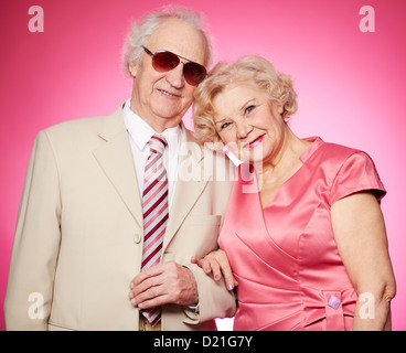 Portrait of a lovely couple avec des sourires Banque D'Images