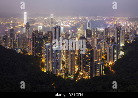 Vue depuis le Pic Victoria sur les hauts immeubles de Hong Kong Kowloon dans Islandand la nuit, Hong Kong, Chine, Asie Banque D'Images