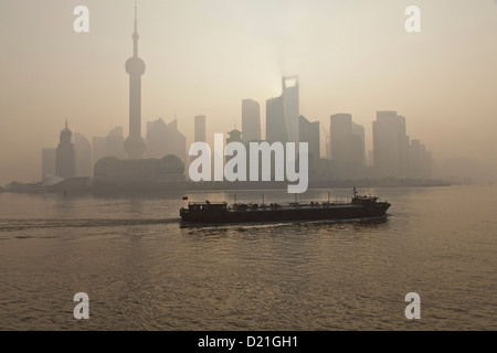 L'horizon de Pudong et de marchandises sur la rivière Huangpu à l'aube, Pudong, Shanghai, Chine, Asie Banque D'Images