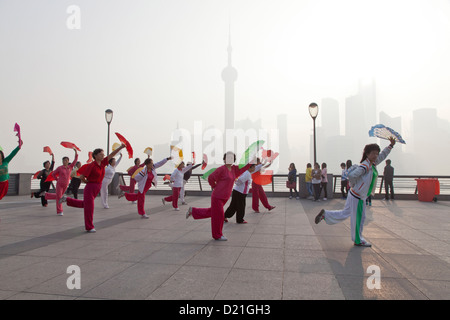Exercices du matin, les femmes qui font la danse du ventilateur au Bund le matin, Shanghai, Chine Banque D'Images