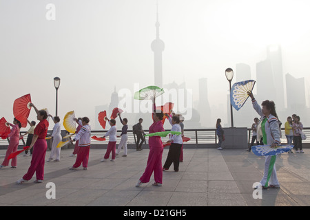 Exercices du matin, les femmes qui font la danse du ventilateur au Bund le matin, Shanghai, Chine Banque D'Images