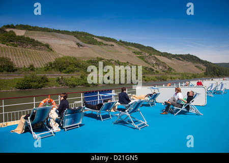 Les gens sur le pont du Rhin bateau de croisière MS Bellevue avec vue sur vignes, Rhénanie-Palatinat, Allemagne, Europe Banque D'Images