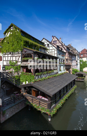 Le restaurant Au Pont Saint Martin et maisons à colombages le long du canal de la Petite France, Strasbourg, Alsace, France, Banque D'Images