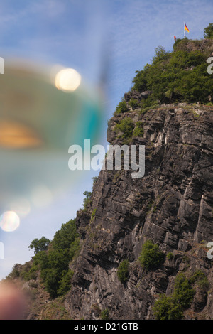 La Loreley Rock et un verre de vin vu de Rhin bateau de croisière MS Bellevue, Sankt Goarshausen, Rhénanie-Palatinat, Allemagne Banque D'Images