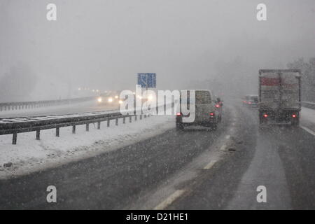 Gdynia, Pologne, 11 janvier 2012 après quelques jours de beau temps, l'hiver revient en Pologne. Les fortes chutes de neige ont paralysé la circulation sur le ring de Tri-City et Gdynia les rues de la ville. Banque D'Images