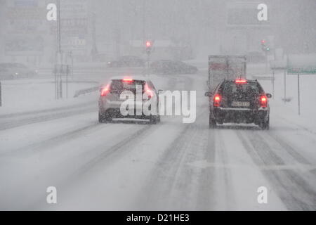 Gdynia, Pologne, 11 janvier 2012 après quelques jours de beau temps, l'hiver revient en Pologne. Les fortes chutes de neige ont paralysé la circulation sur le ring de Tri-City et Gdynia les rues de la ville. Banque D'Images