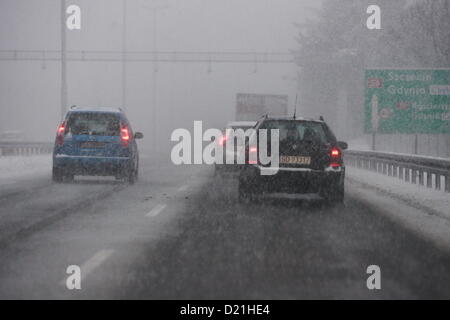 Gdynia, Pologne, 11 janvier 2012 après quelques jours de beau temps, l'hiver revient en Pologne. Les fortes chutes de neige ont paralysé la circulation sur le ring de Tri-City et Gdynia les rues de la ville. Banque D'Images