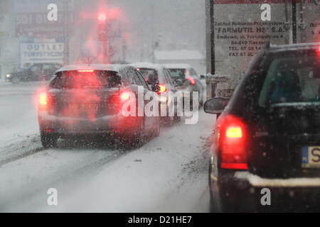 Gdynia, Pologne, 11 janvier 2012 après quelques jours de beau temps, l'hiver revient en Pologne. Les fortes chutes de neige ont paralysé la circulation sur le ring de Tri-City et Gdynia les rues de la ville. Banque D'Images