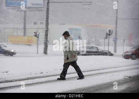Gdynia, Pologne, 11 janvier 2012 après quelques jours de beau temps, l'hiver revient en Pologne. Les fortes chutes de neige ont paralysé la circulation sur le ring de Tri-City et Gdynia les rues de la ville. Banque D'Images