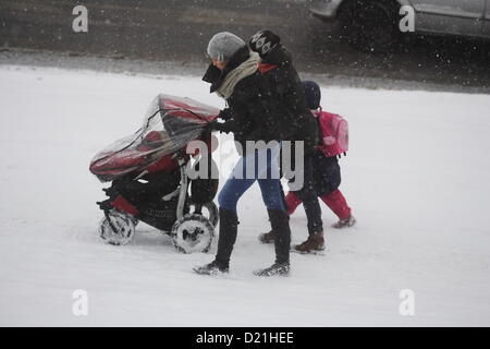 Gdynia, Pologne, 11 janvier 2012 après quelques jours de beau temps, l'hiver revient en Pologne. Les fortes chutes de neige ont paralysé la circulation sur le ring de Tri-City et Gdynia les rues de la ville. Banque D'Images