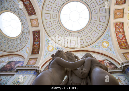 La sculpture des Trois Grâces par Antonio Canova à l'intérieur du complexe de l'Ermitage, Saint-Pétersbourg, Russie, Europe Banque D'Images