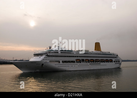 Le navire de croisière Oriana quitter Southampton Banque D'Images