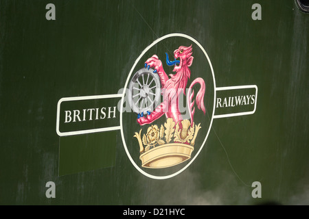 British Railways lion rampant et insigne de roue, utilisée par les chemins de fer britanniques de 1956 à 1968, sur le côté de la locomotive verte. Banque D'Images