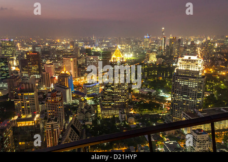 Vue depuis la terrasse du toit de l'hôtel Banyan Tree à l'horizon de Bangkok, Bangkok, Thaïlande Banque D'Images