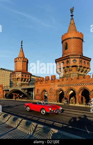 Cabrio rouge à l'Oberbaum Bridge, Oberbaumbruecke sur Spree, architecte Otto Stah, Kreuzberg, Berlin Banque D'Images