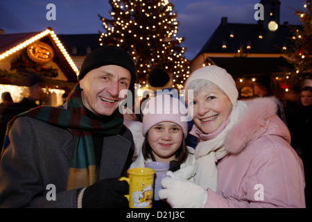 Un couple avec petite fille au marché de Noël à Fourcès Banque D'Images