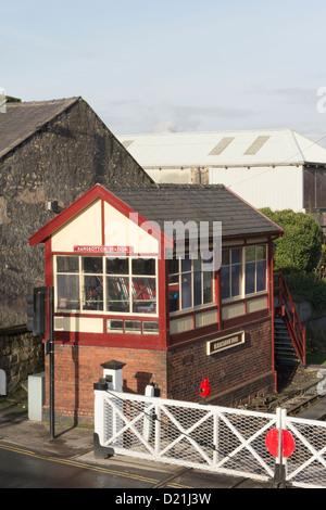 Signal fort à l'ère de la vapeur Ramsbottom. sur l'East Lancashire Railway. La boîte est de conception LMS de 1938. Banque D'Images