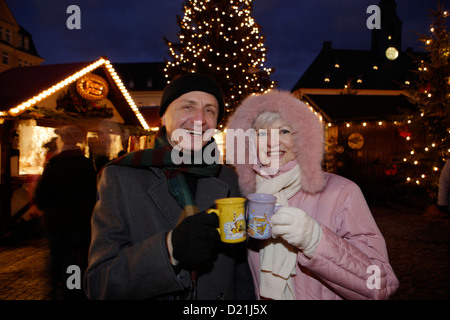 Un couple au marché de Noël à Fourcès Banque D'Images