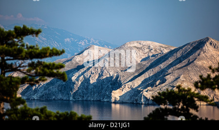 Vue sur les montagnes de l'île croate de Krk. Banque D'Images