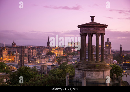 Dugald Stewart Monument sur Calton Hill avec le Château d'Édimbourg et la ville au crépuscule, Édimbourg, Écosse, Royaume-Uni Banque D'Images