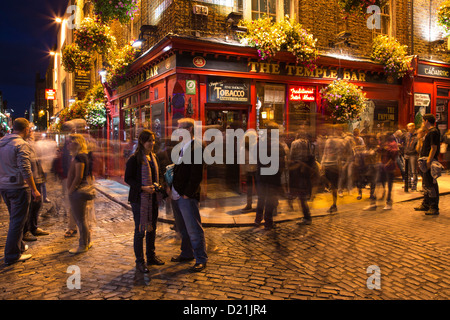 Les gens à l'extérieur de Temple Bar dans le quartier de Temple Bar de Nuit, Dublin, County Dublin, Irlande Banque D'Images