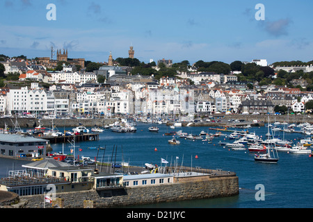 Vue du château Cornet au port et la ville, St Peter Port, Guernsey, Channel Islands, England, dépendances de la Couronne britannique Banque D'Images