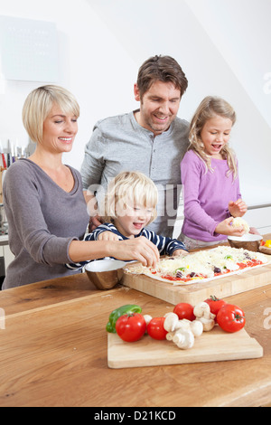 Germany, Bavaria, Munich, la préparation de pizza dans la cuisine Banque D'Images