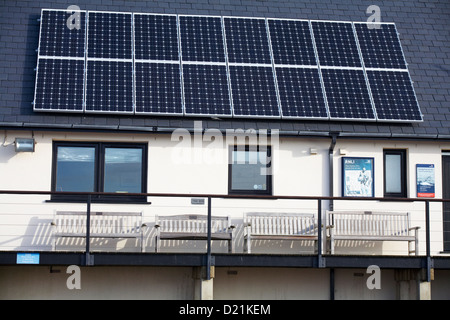 Des panneaux solaires sur le toit de la station de sauvetage de Calshot à Calshot, Hampshire en Novembre Banque D'Images