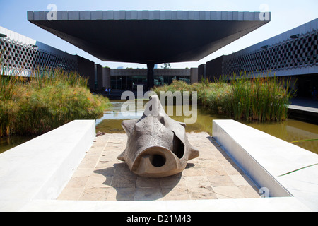 Museo Nacional de Antrolopogia - avec vue sur étang dans cour centrale à Mexico DF Banque D'Images