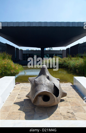 Museo Nacional de Antrolopogia - avec vue sur étang dans cour centrale à Mexico DF Banque D'Images