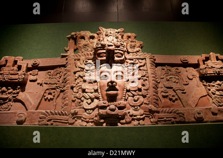 Museo Nacional de Antrolopogia à Mexico DF - façade de stuc Maya Dieu Soleil Banque D'Images