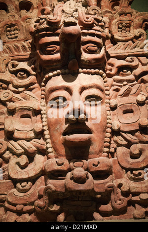 Museo Nacional de Antrolopogia à Mexico DF - façade de stuc Maya Dieu Soleil - Détail Visage Banque D'Images