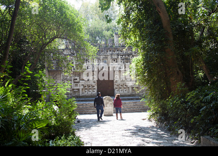 Museo Nacional de Antrolopogia à Mexico DF - temple maya Relica dans des jardins Banque D'Images
