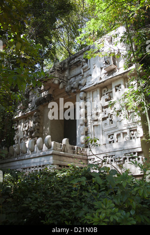 Museo Nacional de Antrolopogia à Mexico DF - temple maya Relica dans des jardins Banque D'Images