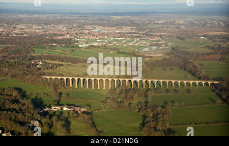 Vue aérienne d'un viaduc ferroviaire juste au sud de Harrogate, North Yorkshire Banque D'Images