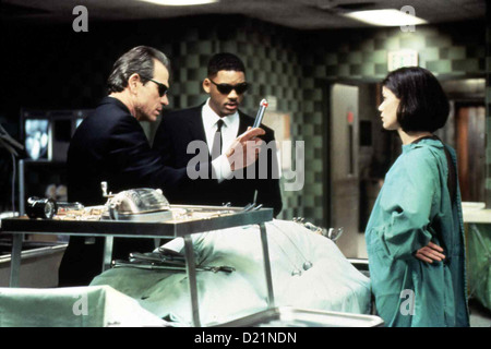 Les hommes en noir les hommes en noir Tommy Lee Jones, Will Smith, Linda Fiorentino Bei der Obduktion eines Aliens Handy, Agent K (Tommy Banque D'Images