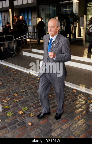 Le président de la Commission des plaintes de la presse Lord David Hunt (en photo) s'adresse aux médias après la publication de l'enquête Leveson Banque D'Images