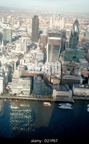 La vue depuis le tesson, vers la ville de Londres dont 30 St Mary Axe (le cornichon), tour 42, et l'Édifice Willis, le mercredi 9 janvier 2013, Londres, Angleterre, Royaume-Uni Banque D'Images