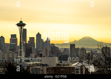 Space Needle Seattle Skyline et à l'aube vue de Kerry Park, Washington, USA Banque D'Images