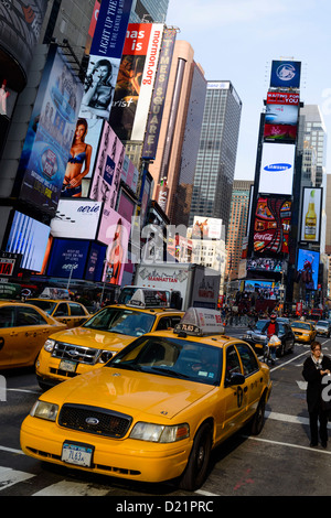 Times Square avec taxis, New York, USA Banque D'Images