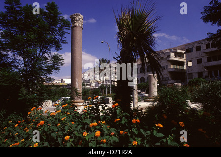 Ruines romaines placées à un rond-point dans le centre de La ville palestinienne de Naplouse en Cisjordanie Territoires Israël Banque D'Images