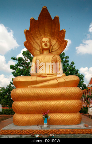 Une statue bouddhiste dans le parc d'un nouveau complexe des temples à Udong près de Phnom Penh, Cambodge, Asie. Banque D'Images