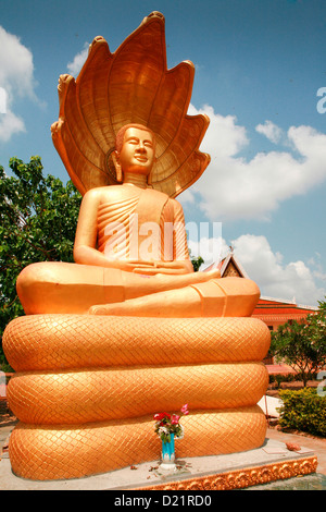 Une statue bouddhiste dans le parc d'un nouveau complexe des temples à Udong près de Phnom Penh, Cambodge, Asie. Banque D'Images