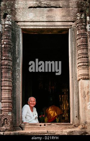 Une religieuse bouddhiste dans une porte à l'temple Bayon à Angkor Thom, près de Siem Reap, Cambodge, Indochine. Banque D'Images