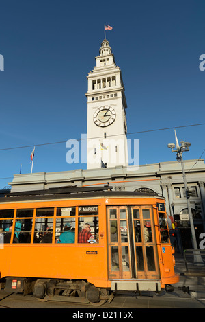 Le Tram passant en face du Ferry Terminal de l'Embarcadero, San Francisco, California, USA Banque D'Images