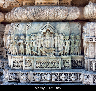 Ancien Temple du Soleil à Ranakpur. Jain temple Sculpture. Ranakpur, Rajasthan, Pali District, Udaipur, Inde. L'Asie. Banque D'Images